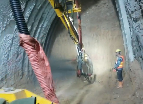 中交一公局隧道混凝土溼噴臺車施工視頻（2）