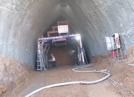 中交二航局隧道混凝土溼噴機施工視頻（2）