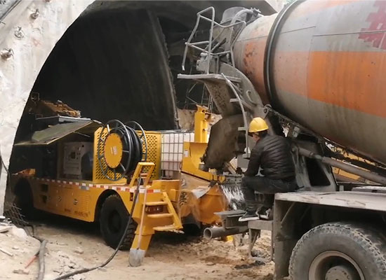 隧道用工程底盤混凝土溼噴臺車施工視頻
